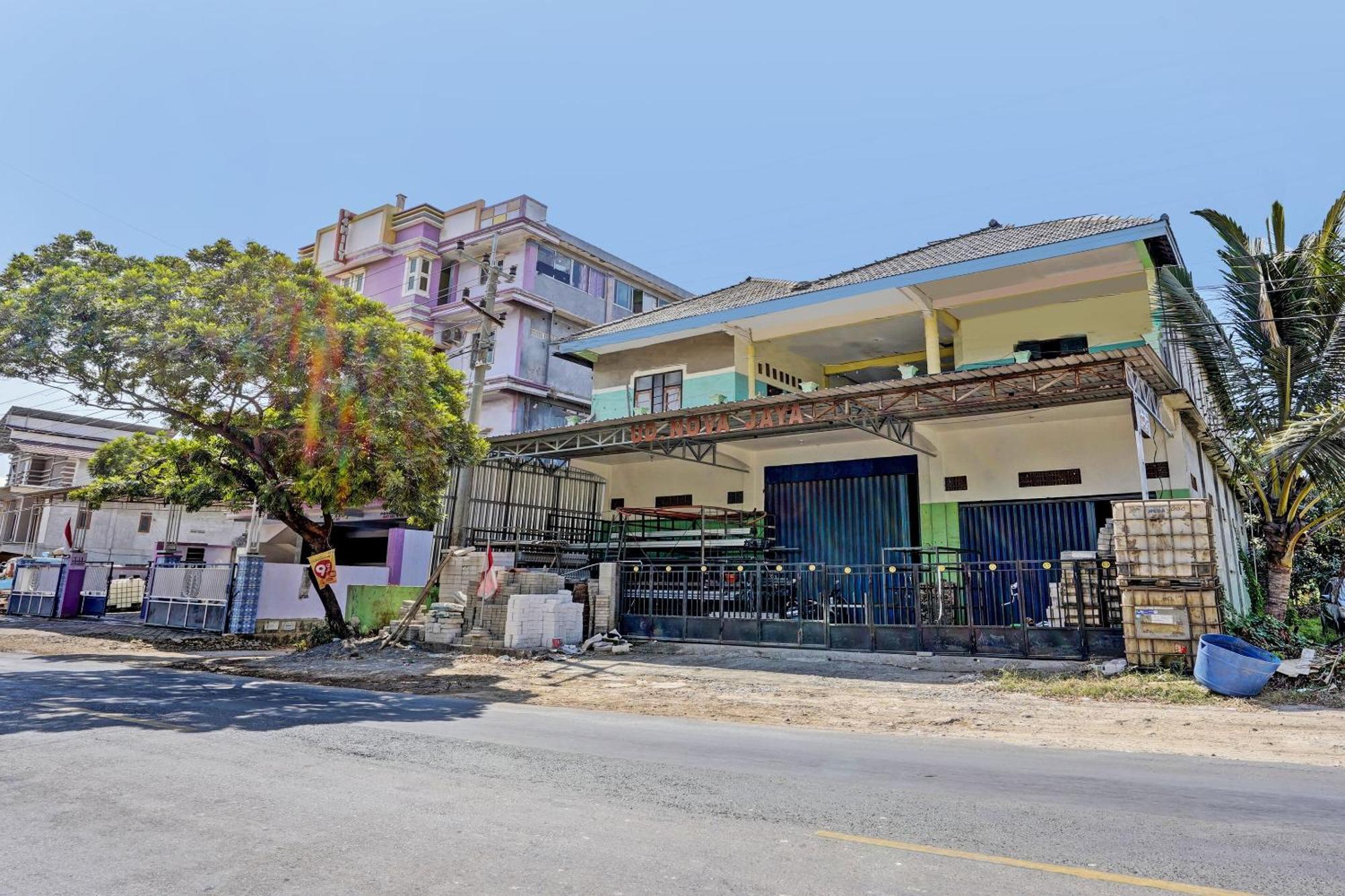 Oyo Life 93037 Nova Jaya Homestay Syariah Lamongan Exterior photo