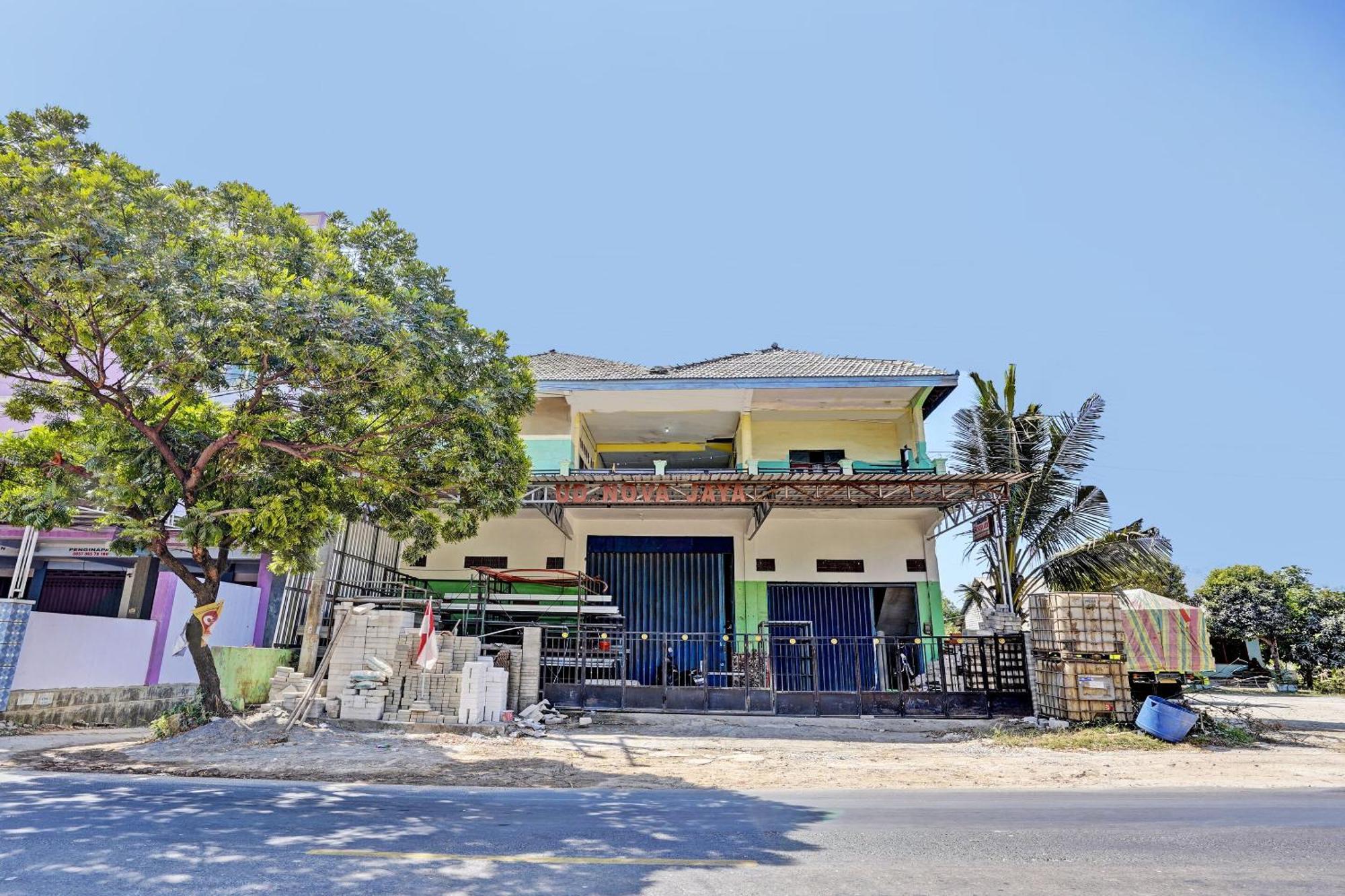 Oyo Life 93037 Nova Jaya Homestay Syariah Lamongan Exterior photo